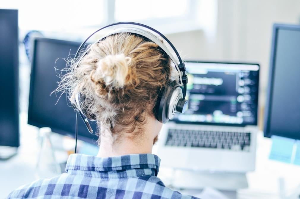 man-using-laptop-and-listening-to-music_t20_jX6Lya man-using-laptop-and-listening-to-music_t20_jX6Lya