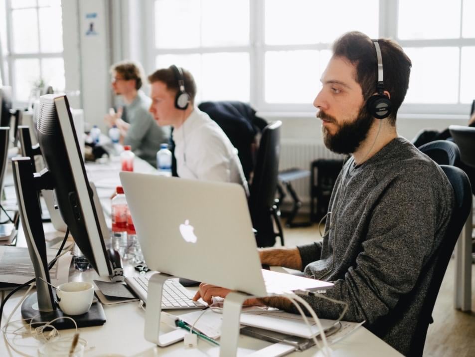 men-working-office-laptop-beard-startup_t20_7JBepB men-working-office-laptop-beard-startup_t20_7JBepB